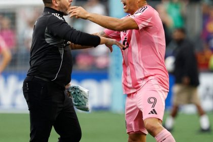 بعد حوادث "العض".. سواريز "يبصق" على مسؤول بالفريق المنافس