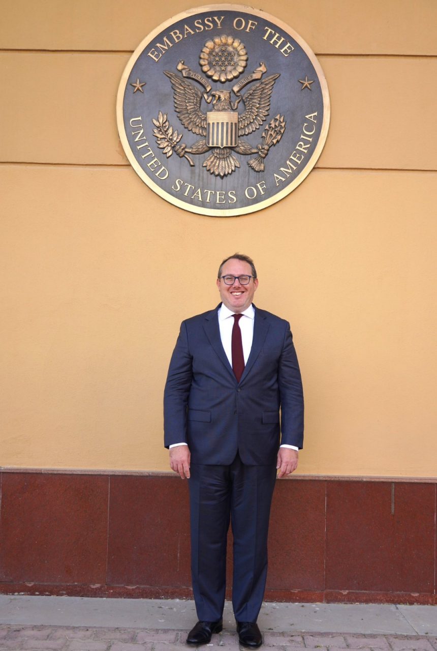السفارة الامريكية: القائم بالأعمال الجديد "جوشوا هاريس" يباشر مهام عمله
