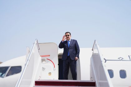 السوداني يتوجه إلى سلطنة عمان على رأس وفد حكومي رفيع