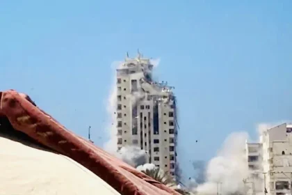 بداخله مئات النازحين.. انهيار "برج مشتهى" غرب مدينة غزة بعد قصفه للمرة الثانية