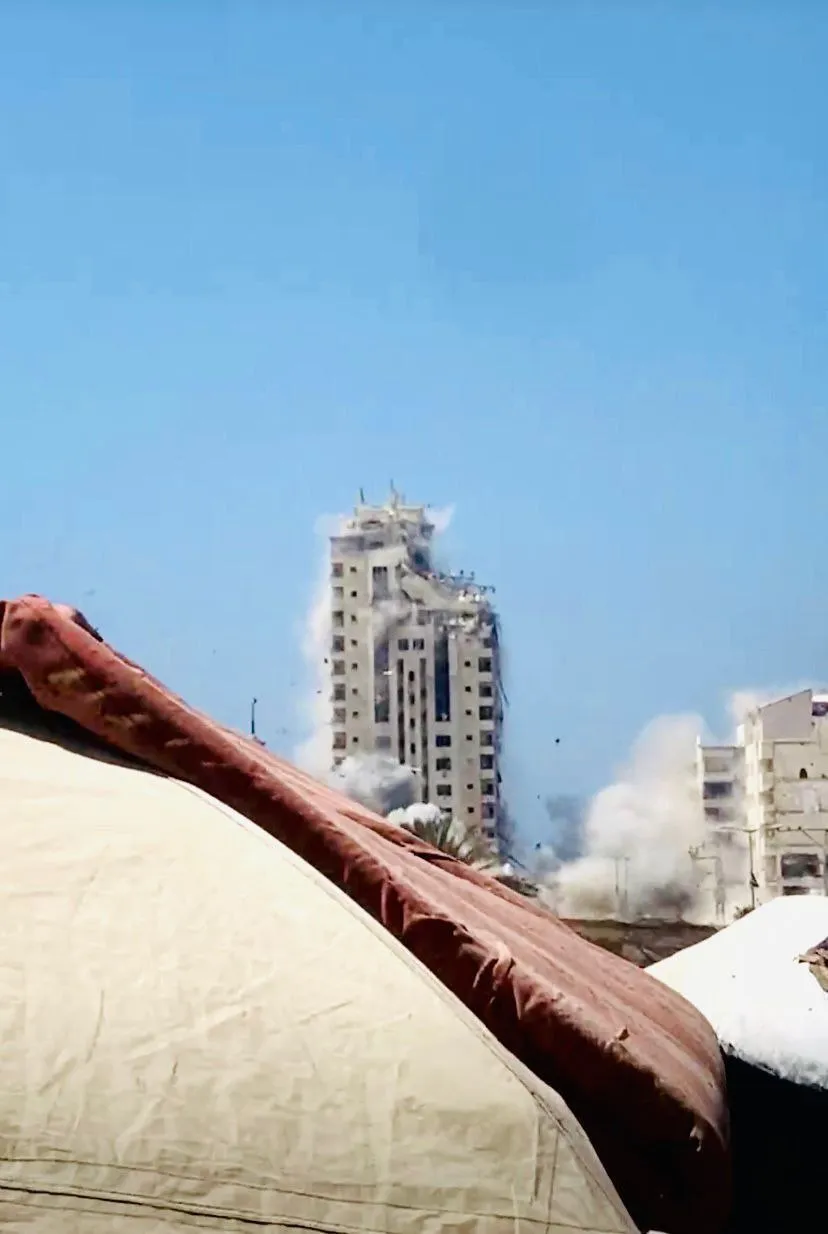 بداخله مئات النازحين.. انهيار "برج مشتهى" غرب مدينة غزة بعد قصفه للمرة الثانية