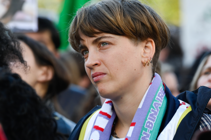 الممثلة الفرنسية أديل إينيل تنضم لأسطول الصمود العالمي المتجه لغزة