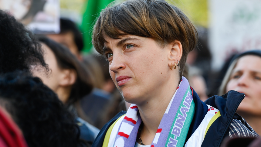 الممثلة الفرنسية أديل إينيل تنضم لأسطول الصمود العالمي المتجه لغزة