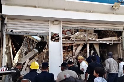 فرق الدفاع المدني تباشر بعمليات البحث والإنقاذ بعد انهيار مطعم بالنجف