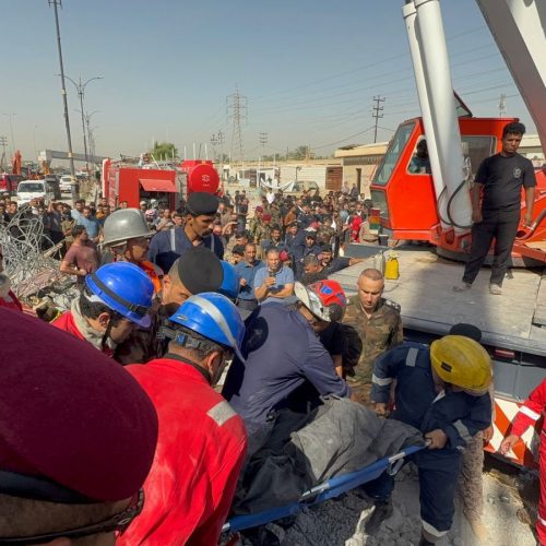 مديرية الدفاع المدني في كربلاء تعلن إنقاذ (7) أشخاص من تحت انقاض مجسّر الحسينية المنهار