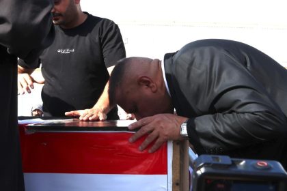 بحضور وزير الداخلية.. مراسيم تشييع ضابطين استشهدا في النزاع المسلح شرقي بغداد (صور)