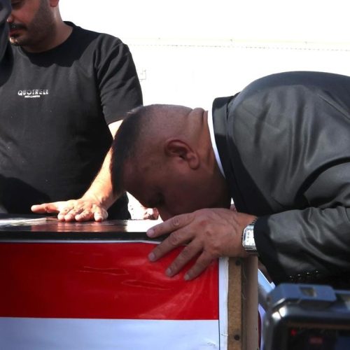 بحضور وزير الداخلية.. مراسيم تشييع ضابطين استشهدا في النزاع المسلح شرقي بغداد (صور)