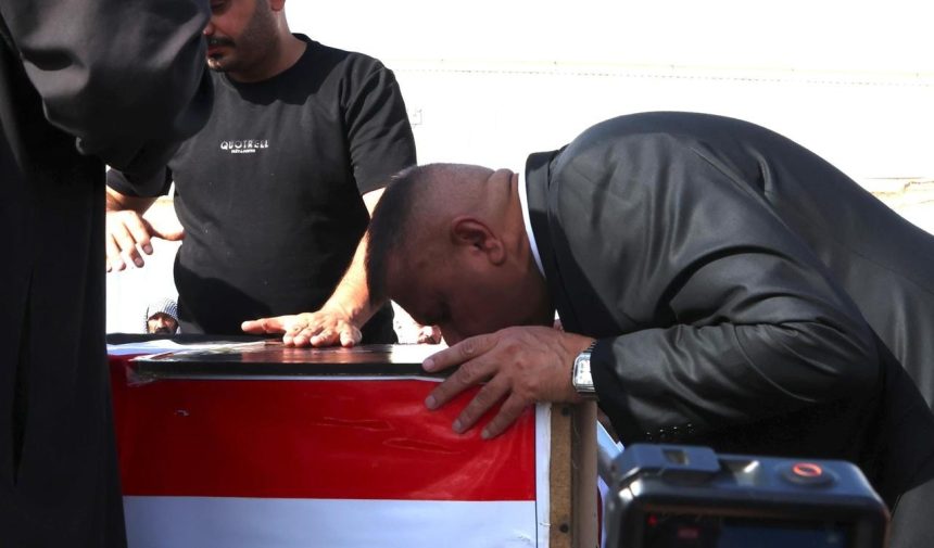 بحضور وزير الداخلية.. مراسيم تشييع ضابطين استشهدا في النزاع المسلح شرقي بغداد (صور)