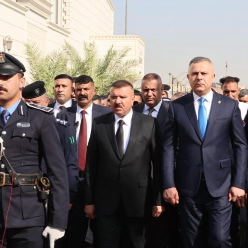 بحضور وزير الداخلية.. مراسيم تشييع ضابطين استشهدا في النزاع المسلح شرقي بغداد (صور)