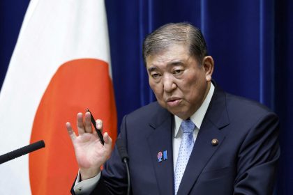 رئيس وزراء اليابان يقرر التنحي من منصبه