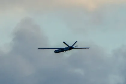 مسيرة أطلقت من اليمن تصيب قاعة المسافرين في مطار رامون بالنقب