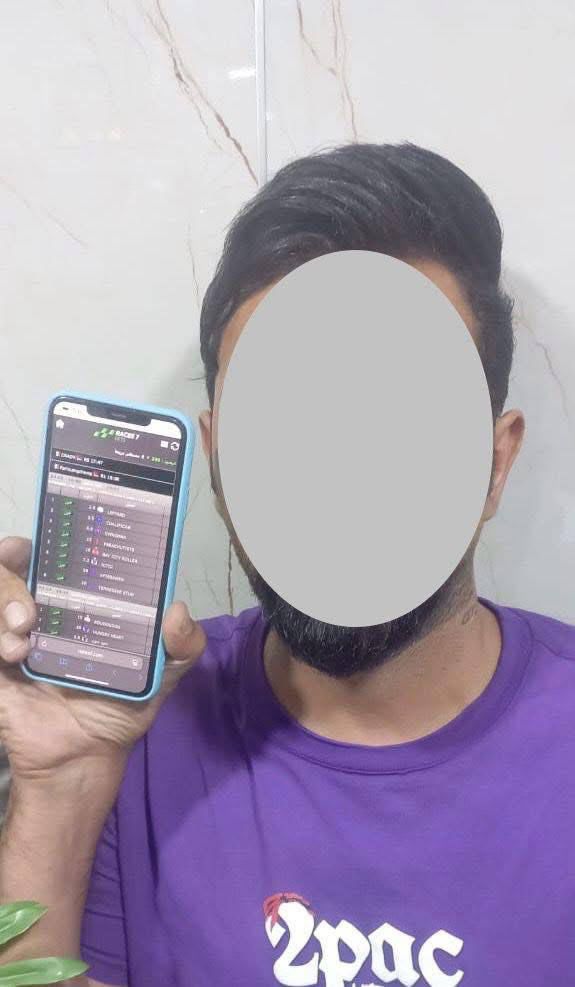 القبض على 4 أشخاص يمارسون القمار بالهواتف داخل مقهى في منطقة الكفاح وسط بغداد