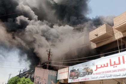إصابة 6 أشخاص بينهم منتسبان للدفاع المدني جراء حريق الكرادة وسط بغداد