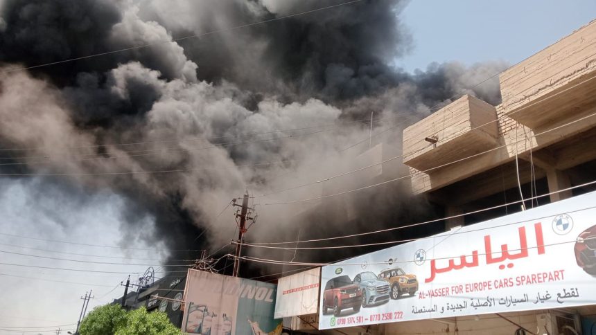 إصابة 6 أشخاص بينهم منتسبان للدفاع المدني جراء حريق الكرادة وسط بغداد
