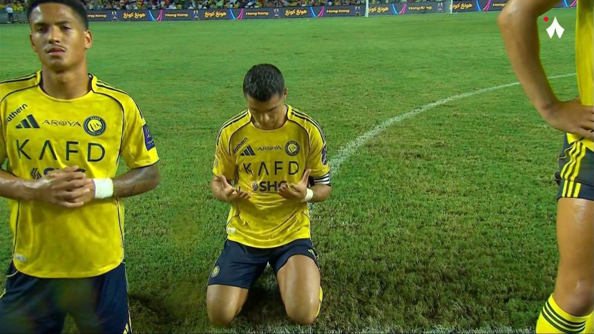 هل اعتنق الاسلام.. رونالدو يثير الجدل بمتابعته لحساب أحد الدعاة