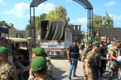 الجيش اللبناني يتسلم 8 شاحنات محملة بالسلاح الفلسطيني من مخيمي عين الحلوة والبداوي