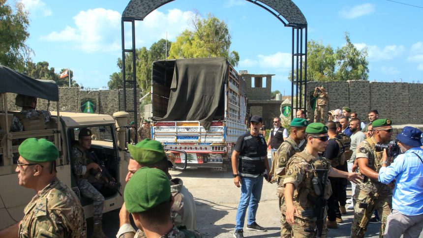 الجيش اللبناني يتسلم 8 شاحنات محملة بالسلاح الفلسطيني من مخيمي عين الحلوة والبداوي