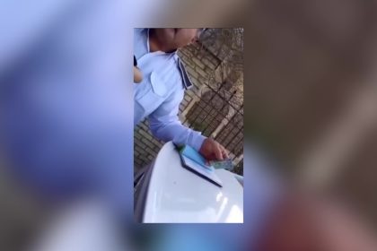 الداخلية توضح بشأن فيديو لرجل مرور تغاضى عن مخالفة مقابل دفع أموال: المقطع قديم