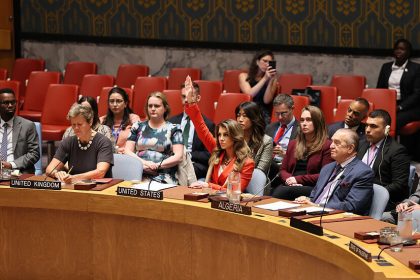 "عار عليك".. محتجون يهاجمون مندوبة واشنطن بعد الفيتو الأمريكي على قرار وقف إطلاق النار بغزة