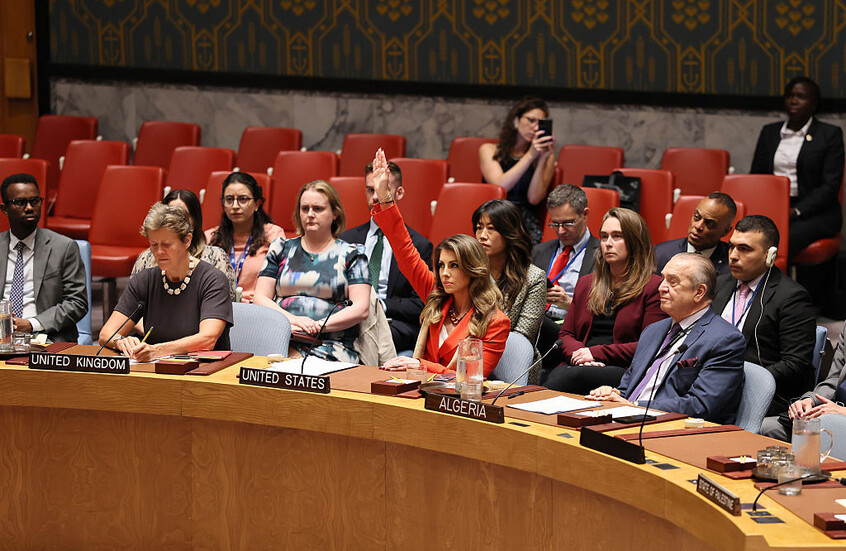 "عار عليك".. محتجون يهاجمون مندوبة واشنطن بعد الفيتو الأمريكي على قرار وقف إطلاق النار بغزة