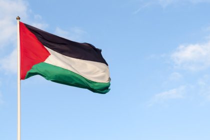 فرنسا تمنع رفع الأعلام الفلسطينية على المباني العامة قبل الاعتراف بالدولة الفلسطينية