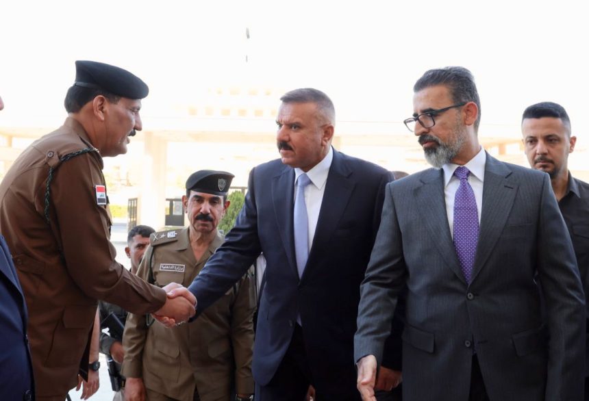 وزير الداخلية يصل إلى مبنى محافظة كركوك