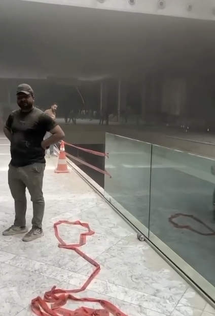 إخماد حريق اندلع داخل مول وسط بغداد