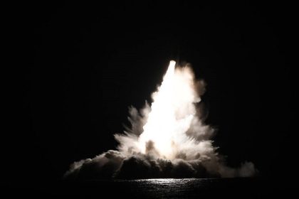 الجيش الأمريكي يختبر صواريخ باليستية عابرة للقارات قبالة فلوريدا وينفي ارتباطها بأي "أحداث عالمية"