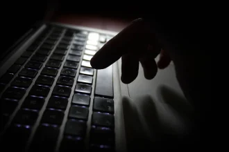 الشرطة البريطانية تعتقل مشتبها به في هجوم إلكتروني عطل عدة مطارات أوروبية