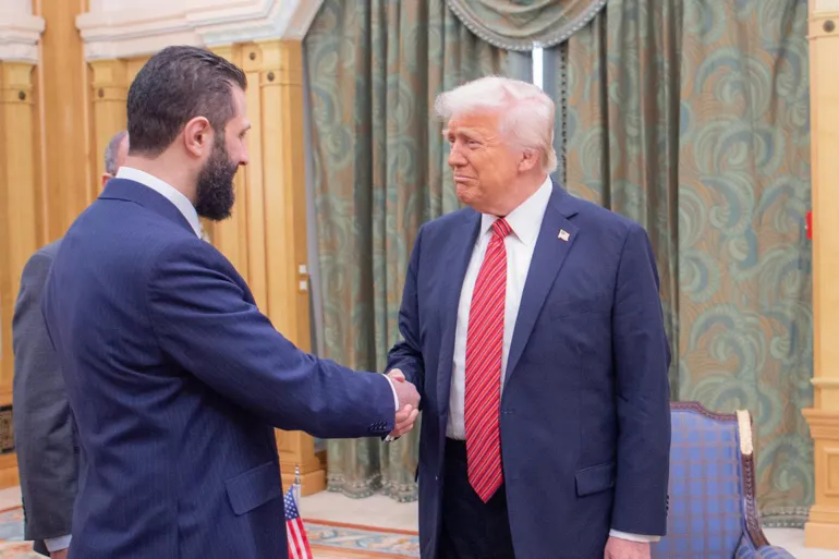 ترامب يكشف عن قرار امريكي برفع العقوبات عن سوريا