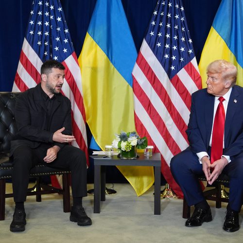 زيلينسكي يطلب من ترامب صواريخ من طراز "توماهوك" لإجبار بوتين على صنع السلام