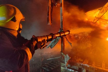 إخماد حريق اندلع بـ"تريلة" محملة بالمفروشات في واسط