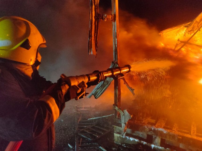 إخماد حريق اندلع بـ"تريلة" محملة بالمفروشات في واسط