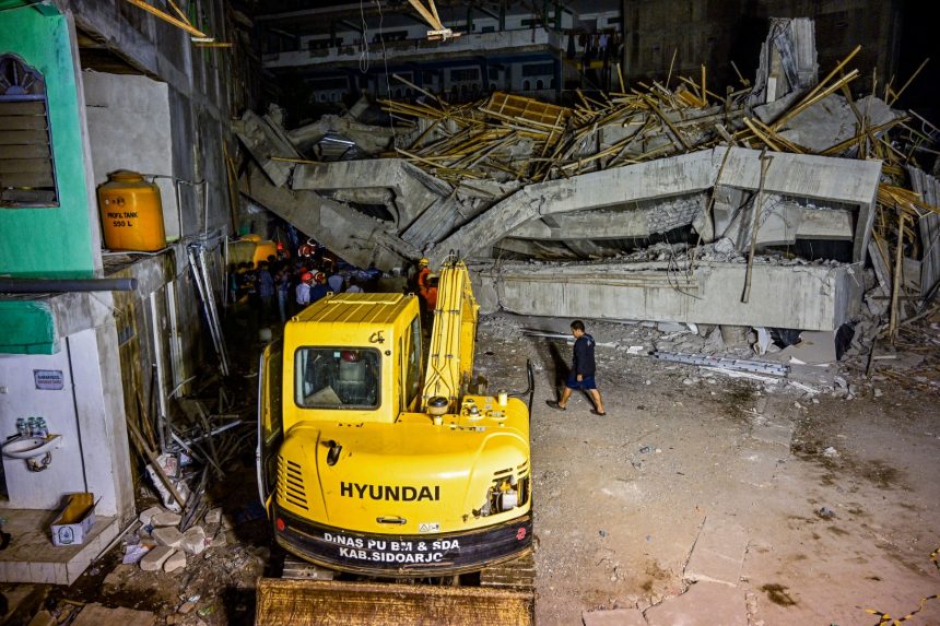 إندونيسيا.. قرابة 100 طالب تحت أنقاض مدرسة انهارت عليهم