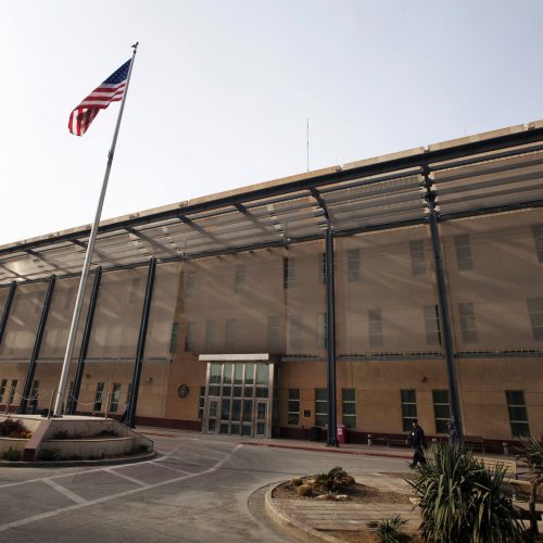 السفارة الأمريكية في بغداد: الخدمات القنصلية مستمرة رغم توقف اعتماد الميزانية