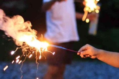 الداخلية: منع بيع الألعاب النارية والمحرضة على العنف