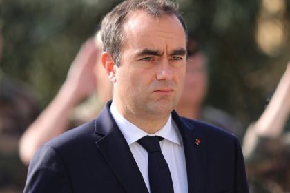 رئيس الوزراء الفرنسي الجديد لوكورنو يقدم استقالته وماكرون يقبلها