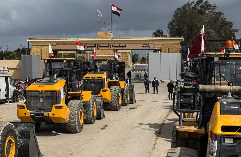 مصر تدخل معدات ثقيلة لغزة تزامنا مع انطلاق مفاوضات شرم الشيخ