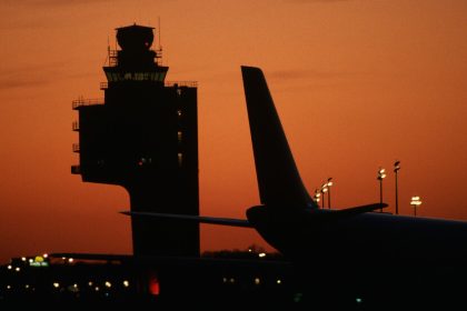 إغلاق الحكومة الأمريكية يعرقل حركة الملاحة الجوية ويهدد خدمات الطيران إلى المدن الصغيرة