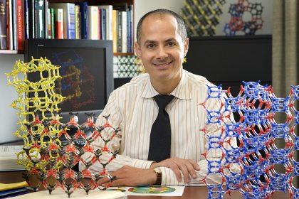 السعودية تحتفي بعمر ياغي بعد فوزه بنوبل للكيمياء