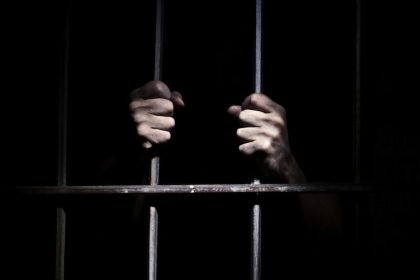 القضاء يصدر حكماً بالحبس الشديد على متهمين قاما بالاعتداء على رجل مرور ببغداد