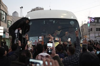 بلا سلامة وسعدات والبرغوثي.. إسرائيل تنشر أسماء 250 أسيراً فلسطينياً ستفرج عنهم