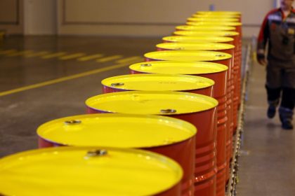 برنت دون مستوى 64 دولاراً.. أسعار النفط تنخفض إلى أدنى مستوى منذ يونيو الماضي