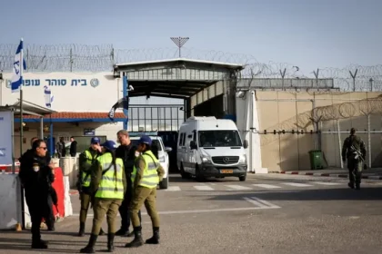 بدء نقل الأسرى الفلسطينيين من سجون إسرائيلية إلى مرافق الإفراج
