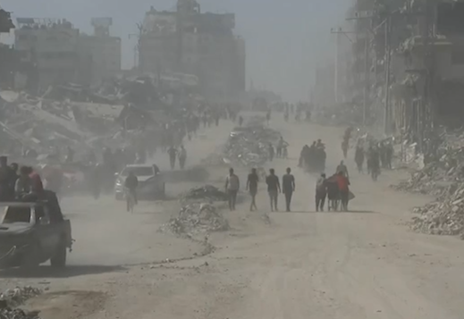 بالفيديو.. النازحون في غزة يعودون إلى منازلهم وسط الركام