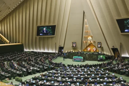 البرلمان الإيراني: التعرض لناقلات النفط الإیرانیة لن یبقى دون رد