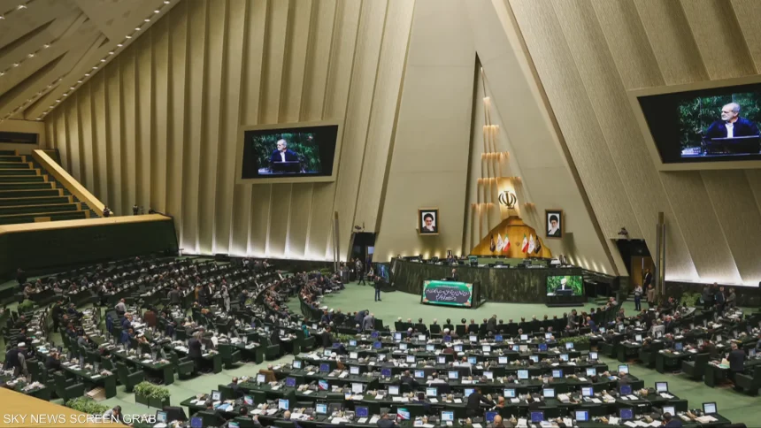 البرلمان الإيراني: التعرض لناقلات النفط الإیرانیة لن یبقى دون رد