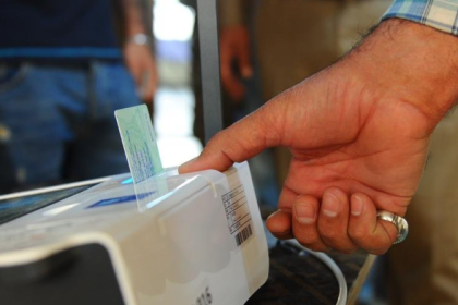 المفوضية: بطاقة الناخب مؤمنة بالبصمة الثلاثية وتعطل لمدة 72 ساعة بعد التصويت