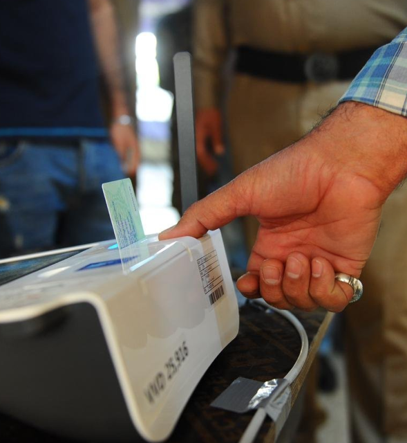 المفوضية: بطاقة الناخب مؤمنة بالبصمة الثلاثية وتعطل لمدة 72 ساعة بعد التصويت