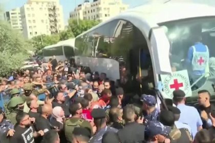 أول حافلة من أصل 38 تقل أسرى فلسطينيين مفرج عنهم تعبر إلى غزة
